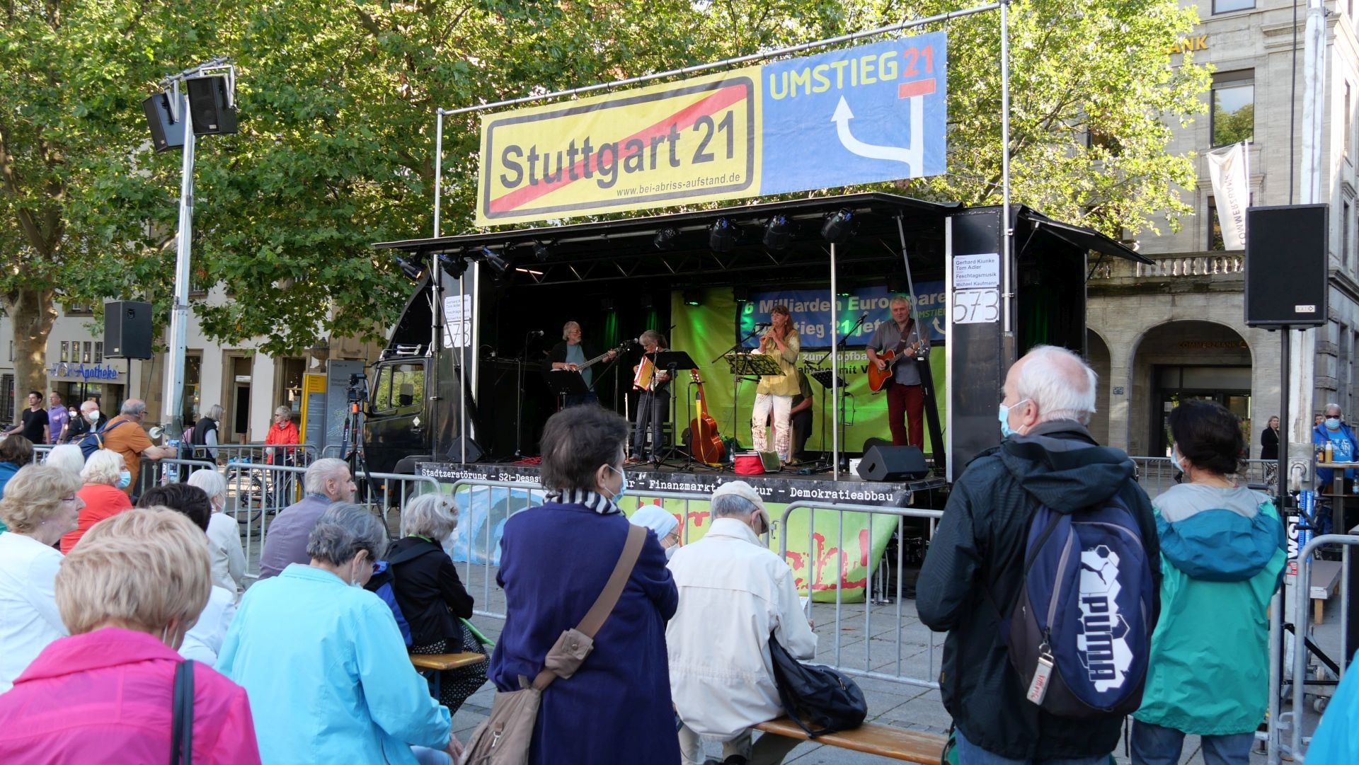 Die Feschtagsmusik bei der Montagsdemo S21 auf dem Schloßplatz in Stuttgart